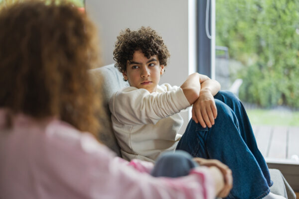 Vrouw in gesprek met jongen
