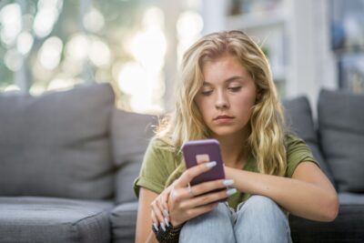 Meisje smartphone min
