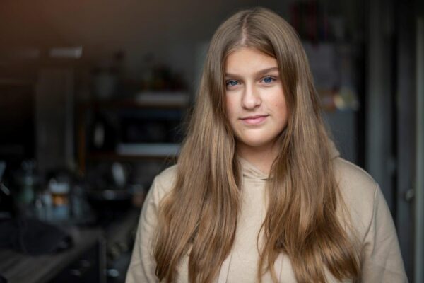 11023 Tienermeid lr