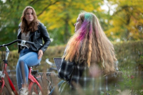 8225 Twee meiden en fiets lr
