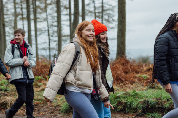 Jongeren wandelen