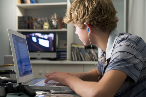Puber aan computer