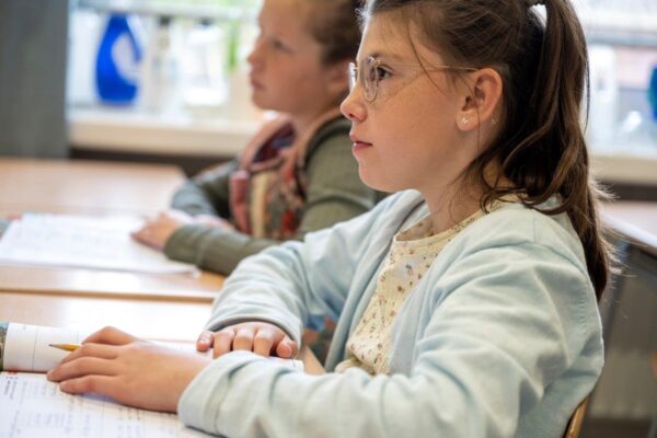 1413 Twee meisjes in schoolklas lr gespiegeld