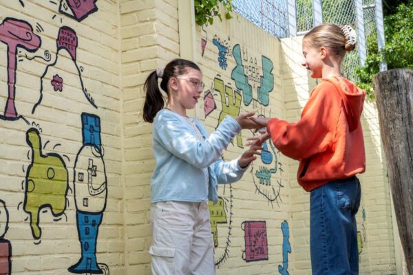 707 Twee meisjes op schoolplein lr