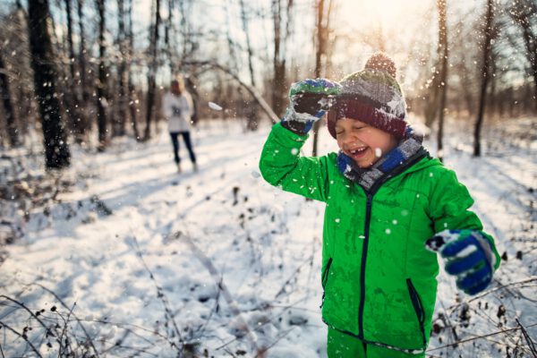 Jongen in sneeuw min