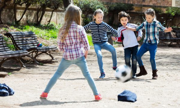 Kinderen voetbal min min