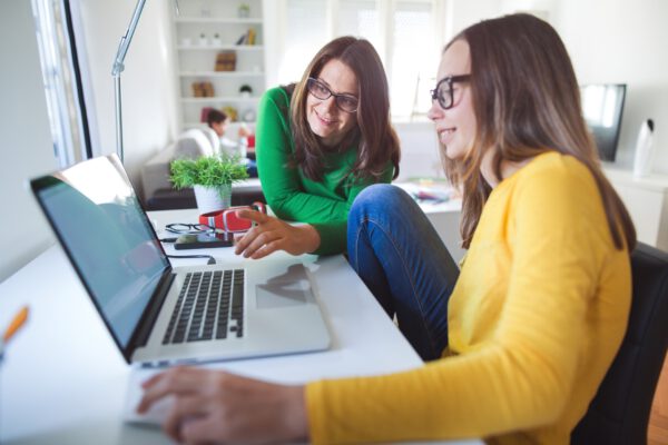 Moeder en dochter laptop gespiegeld