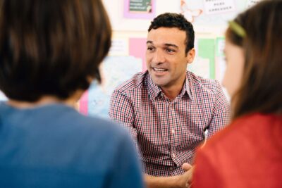 Man in gesprek met kinderen min min
