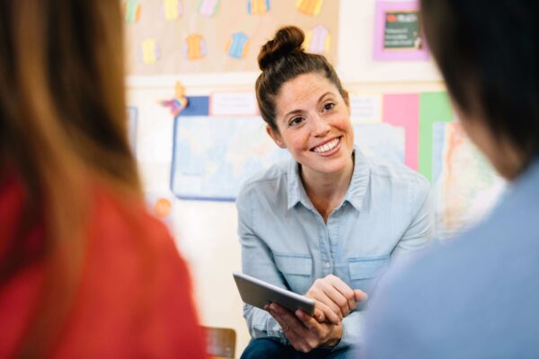 Donkere vrouw in gesprek met ouders min min