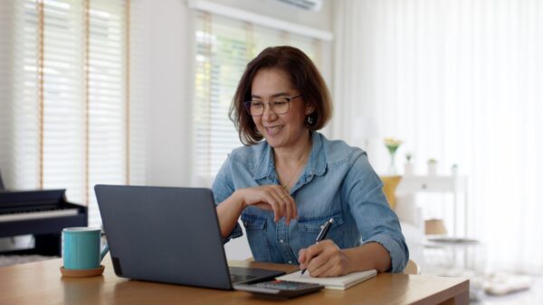 Vrouw laptop gespiegeld