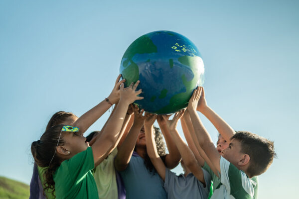 Kinderen met wereldbol
